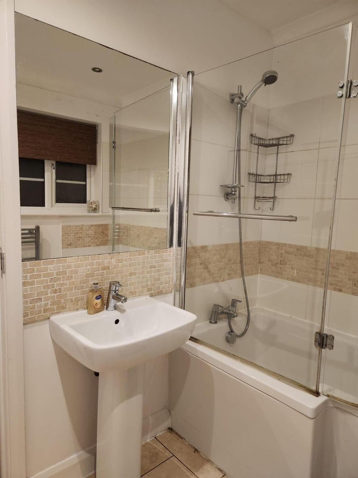 D Elmdon Homestay Shared 4 Bedrooms Birmingham Dış mekan fotoğraf